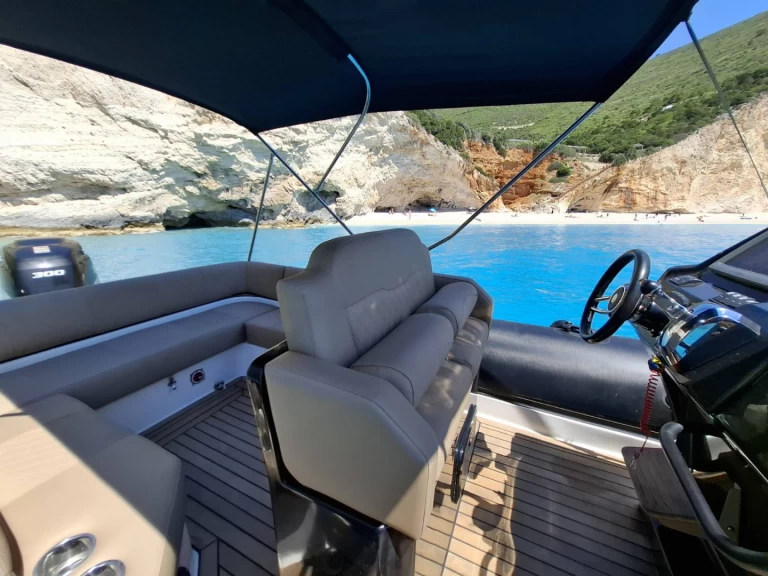 yo boats 8.60 de alquiler a Nikiána