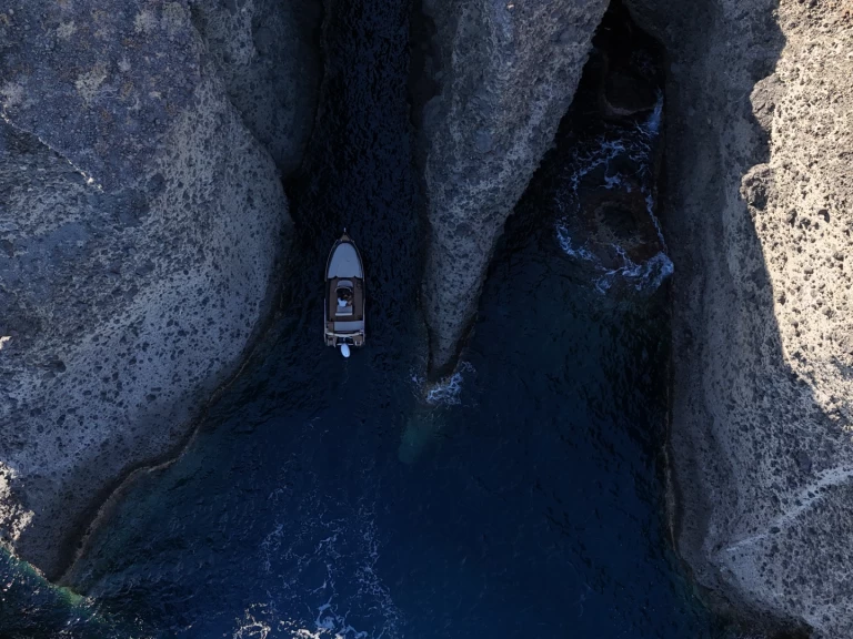 Alquiler de embarcaciones Poseidon Black Edition enFirá en Samboat