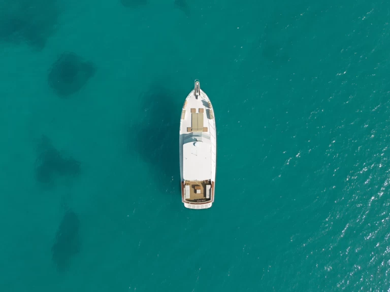 Alquiler de barcos Marzamemi barato de Hatteras 52 Convertible