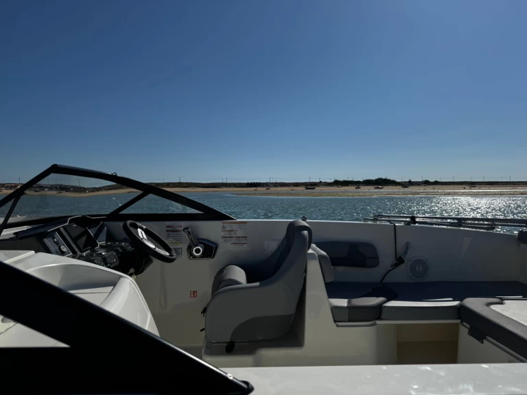 Bayliner VR6 OB de alquiler a Faro