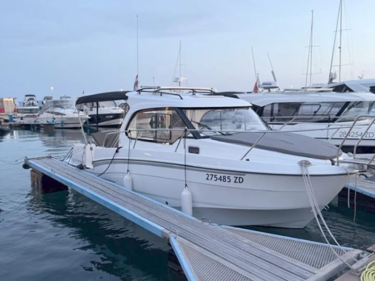 Alquiler de Bénéteau Antares 8 OB en Borik Marina