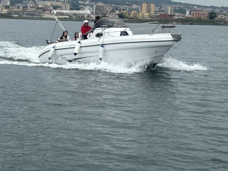 Alquiler de Ranieri Shadow 24 S en Torre Annunziata