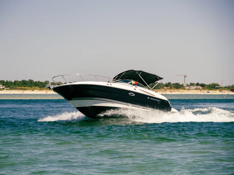 Alquiler de embarcaciones Monterey 250 CR enMarina de Tróia en Samboat