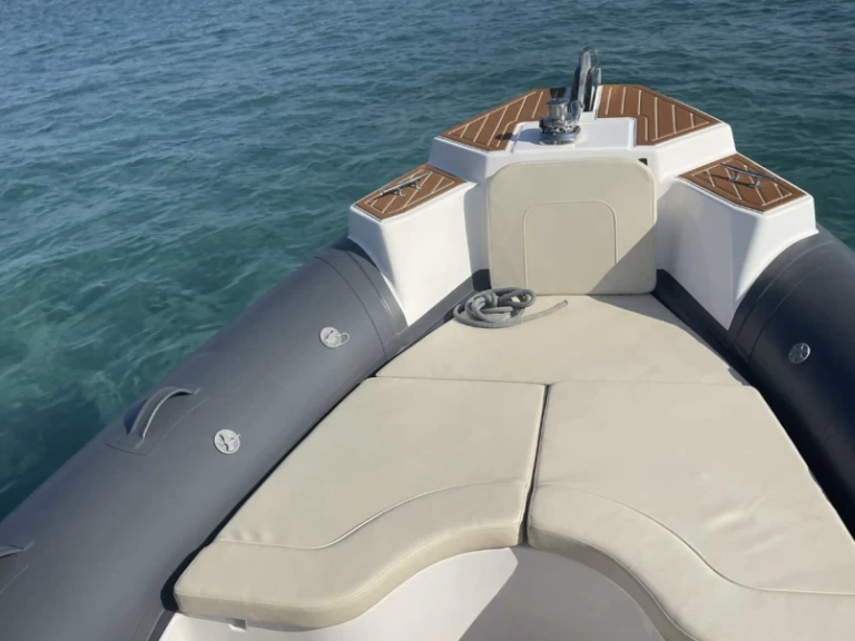 Alquiler Neumática QUINGDAO con o sin  título de navegación