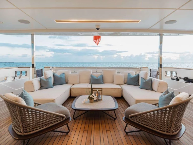 Alquiler Yate de lujo Custom Line con o sin  título de navegación