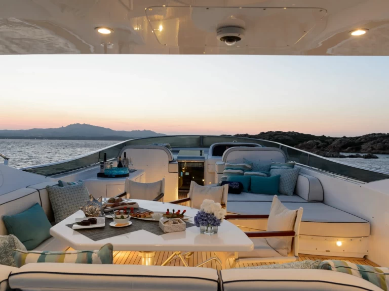 Yate de lujo para alquilar Poltu Quatu al mejor precio