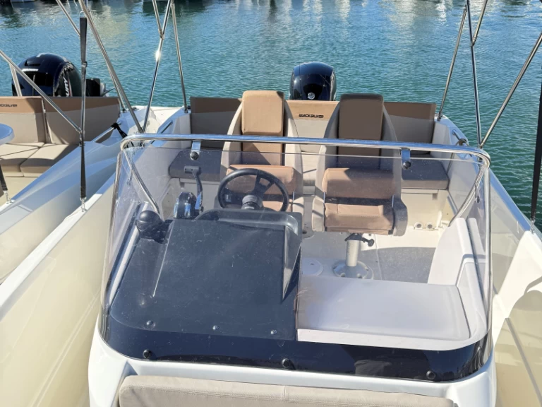 Alquiler de Quicksilver Activ 675 Open en Saint-Cyprien