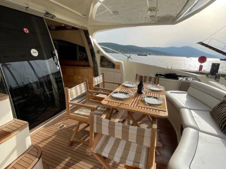 Alquiler de Azimut Azimut 62 Fly en Tivat