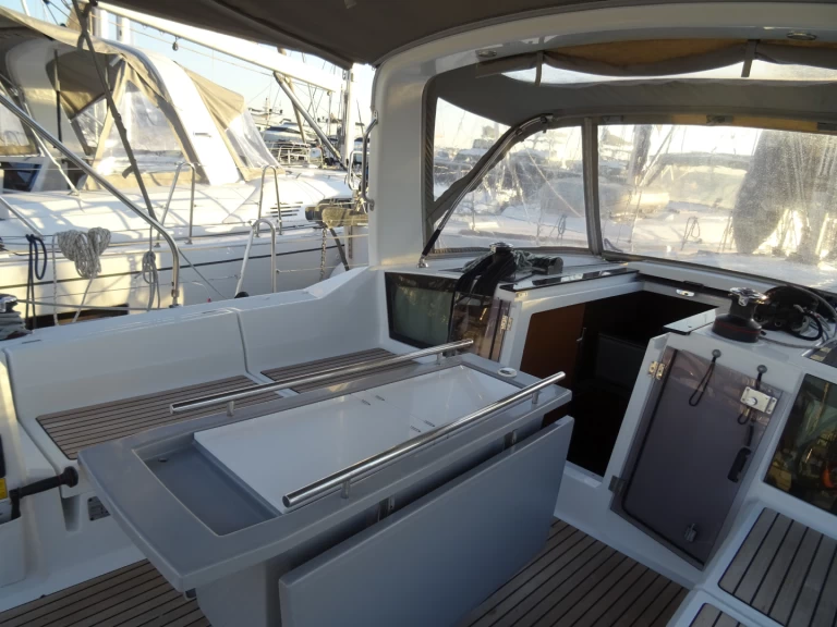 Alquiler de Bénéteau Oceanis 41.1 en Álimos