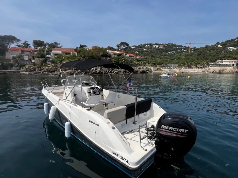 Alquiler de Quicksilver Activ 675 Open en Saint-Aygulf