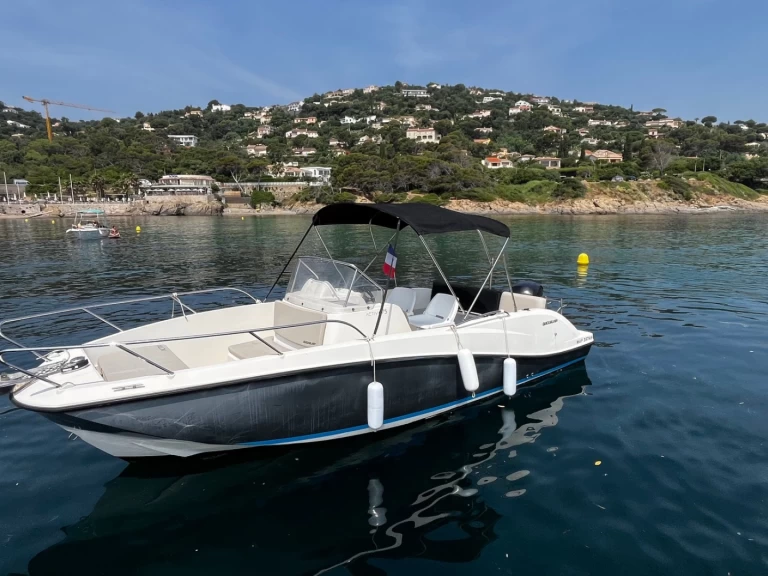 Alquiler de barcos Saint-Aygulf barato de Activ 675 Open