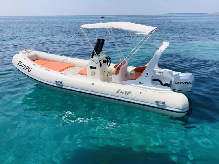 Alquiler de embarcaciones Bat 590 Pacific enMedulin en Samboat