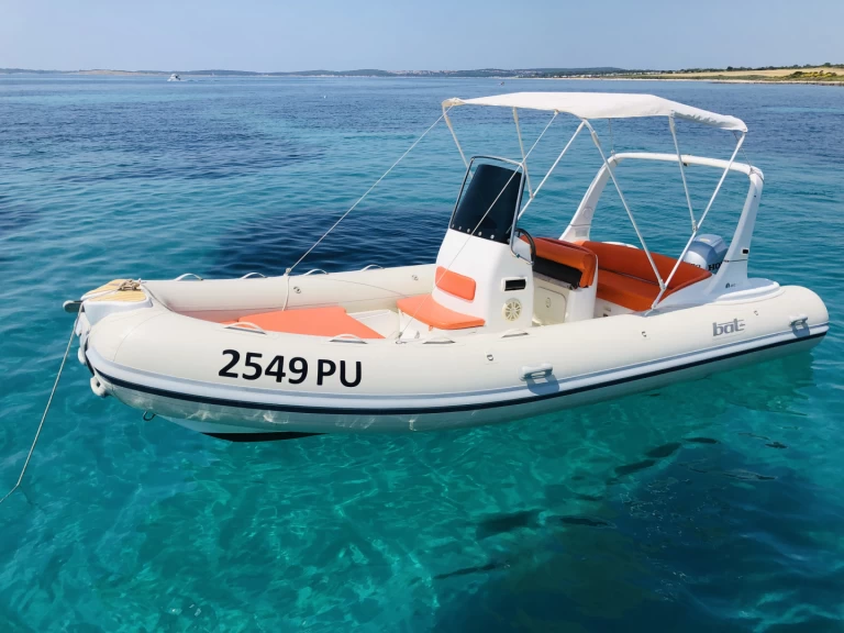 Alquiler de Neumática, con o sin patrón Bat 590 Medulin