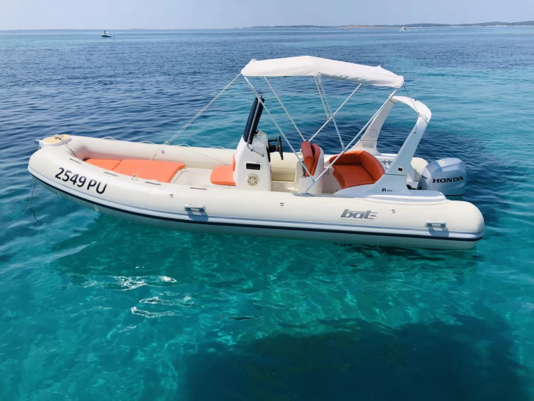 Alquiler Neumática Bat 590 con o sin  título de navegación