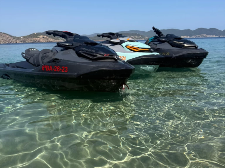 Alquiler de embarcaciones Sea-Doo 300 RXT enSanta Eulària des Riu en Samboat