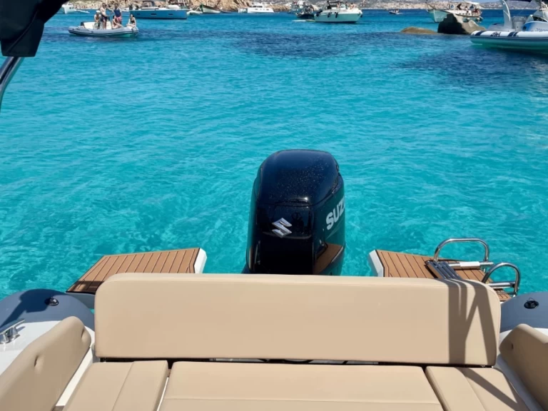 Alquiler Neumática Nuova Jolly con o sin  título de navegación