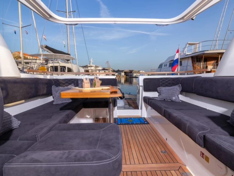 Alquiler de embarcaciones Marex Marex 360 CC enŠibenik en Samboat