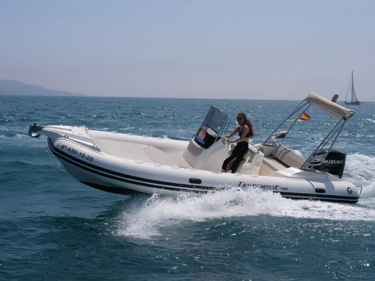 Alquiler de embarcaciones Capelli Tempest 700 enEmpuriabrava en Samboat