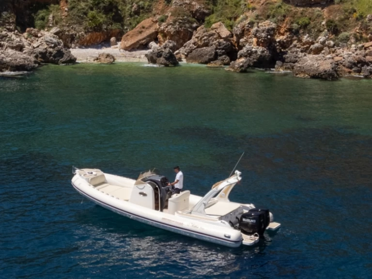 Alquiler Neumática Kleos con o sin  título de navegación