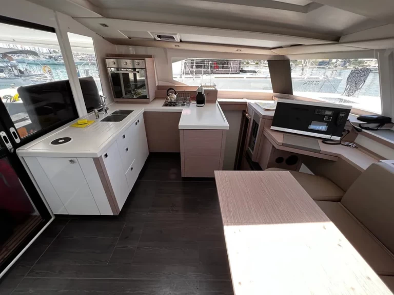 Alquiler de embarcaciones Fountaine Pajot Astrea 42 enPula en Samboat