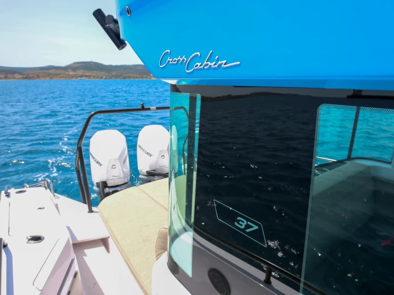 Alquiler de Axopar Axopar 37 XC Cross Cabin en Lávrio