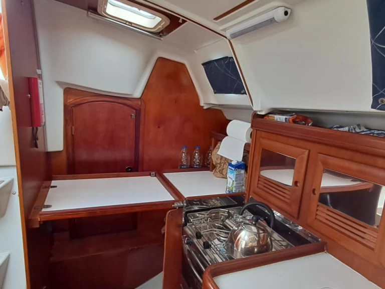 Alquiler de Bénéteau Oceanis 361 en Póros (Ciudad)