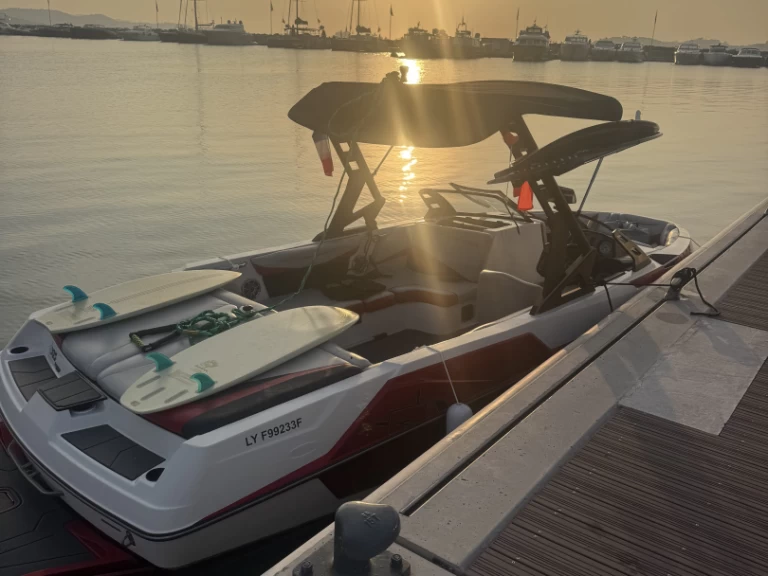 Alquiler de Malibu AXIS T22 en Port des Marines de Cogolin