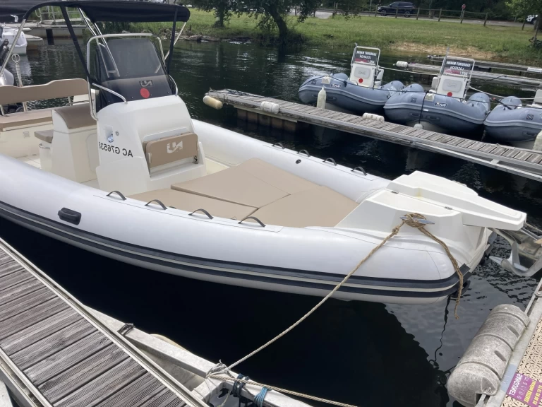 Alquiler Neumática Nuova Jolly con o sin  título de navegación