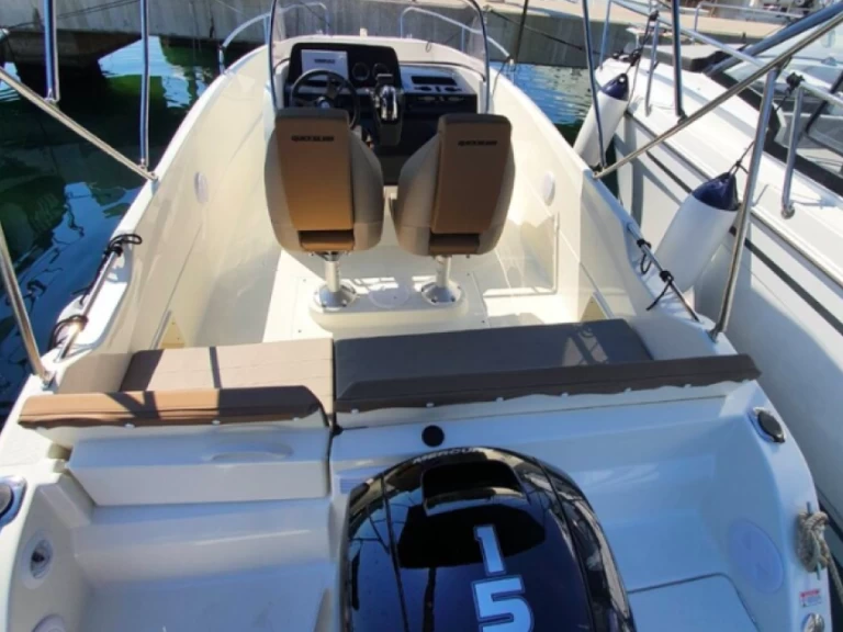 Alquiler de barcos Empuriabrava barato de Activ 605 Sundeck