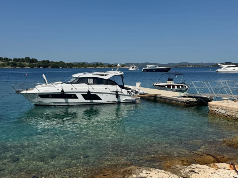 Alquiler Lancha Grandezza con o sin  título de navegación