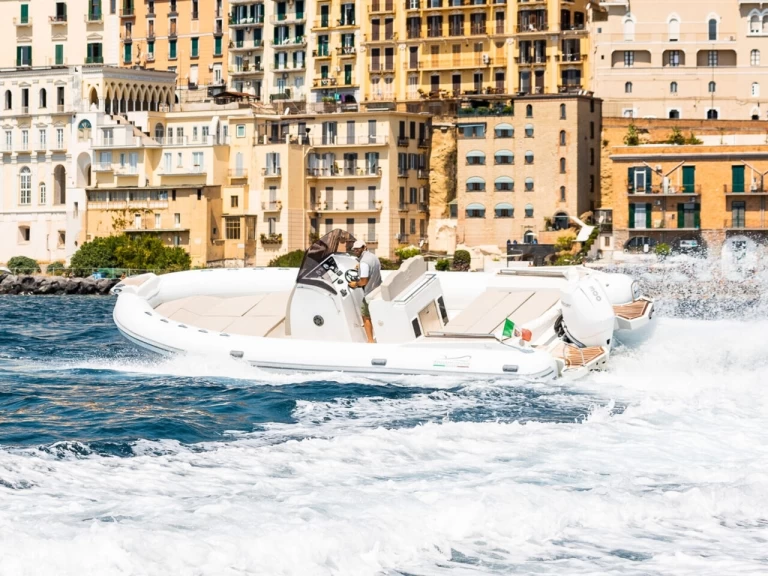 Alquiler Neumática Italiamarine con o sin  título de navegación