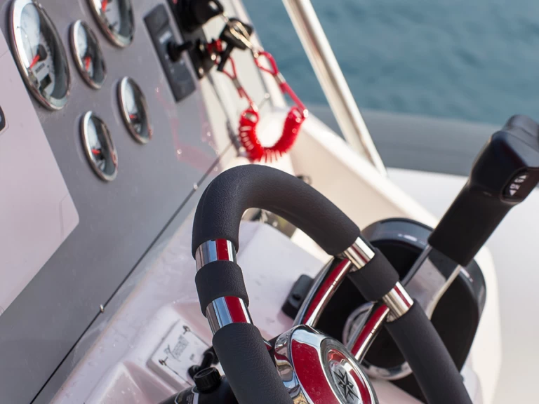 Alquiler Neumática en Split Port - Marlin Boat Dynamic 790 pro