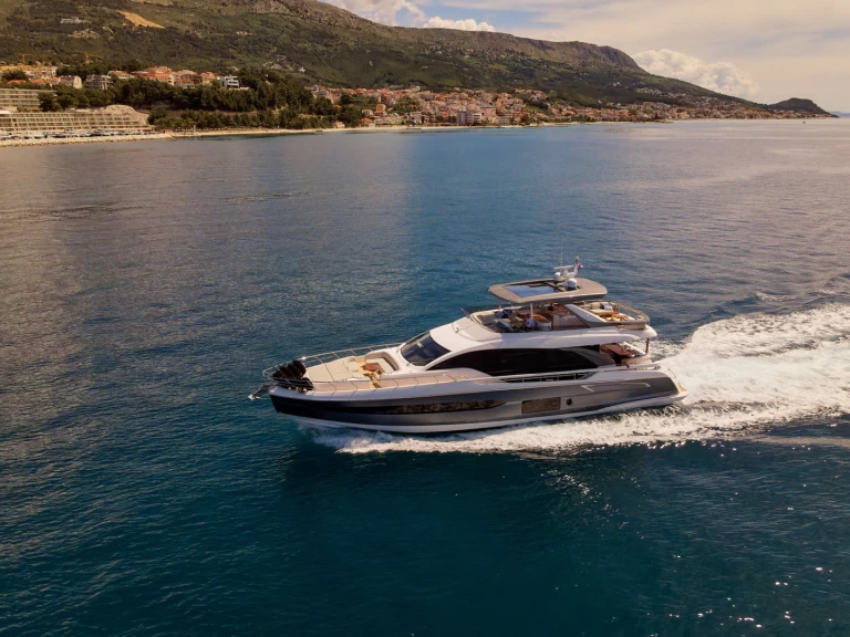 Alquiler de Azimut Azimut 78 Fly - 4 + 1 cab. en Podstrana