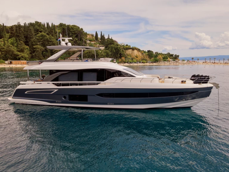 Alquiler de Azimut Azimut 78 Fly - 4 + 1 cab. en Podstrana