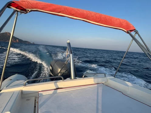 Alquiler Neumática Nuova Jolly con o sin  título de navegación