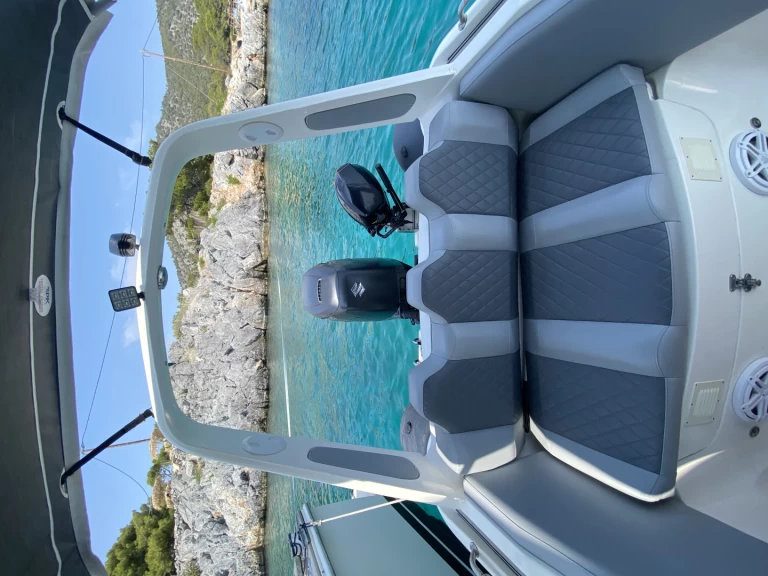 Alquiler Neumática mostro con o sin  título de navegación