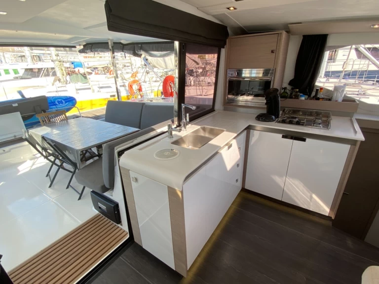 Alquiler de embarcaciones Fountaine Pajot Isla 40 enMarine de Sant'Ambrogio en Samboat