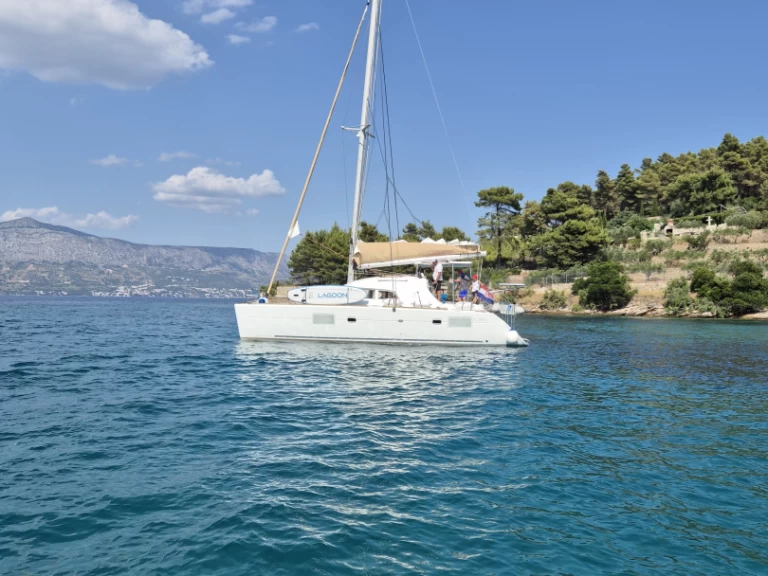 Catamarán para alquilar Omiš al mejor precio