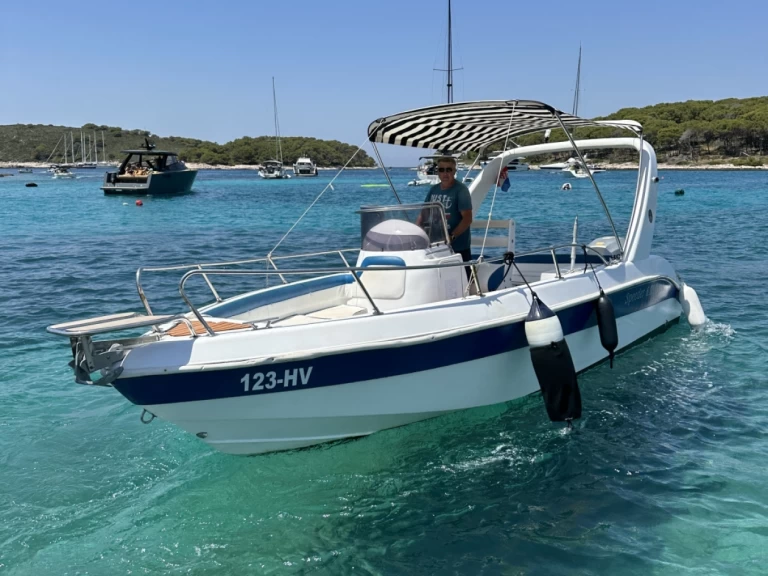 Alquiler de Speeder 680 Open en Hvar