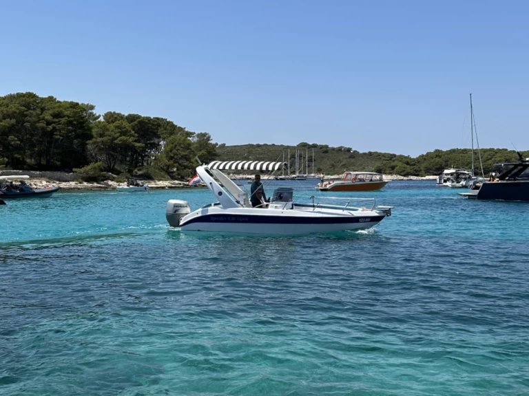 Alquiler Lancha en Hvar - Speeder 680 Open