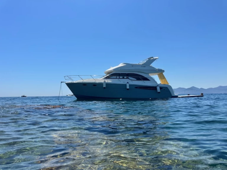 Alquiler de Meridian 341 Sedan en Mandelieu-la-Napoule