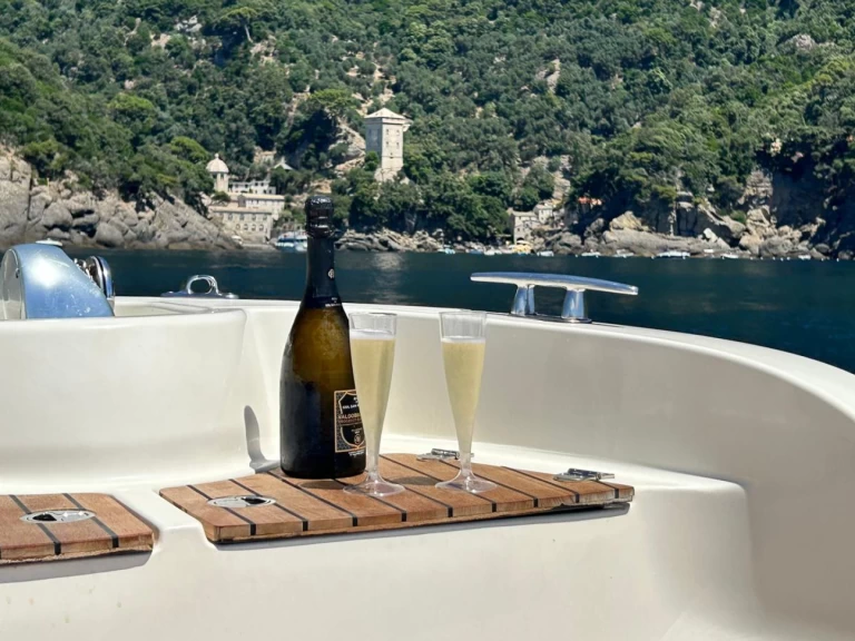 Alquiler Neumática Italiamarine con o sin  título de navegación