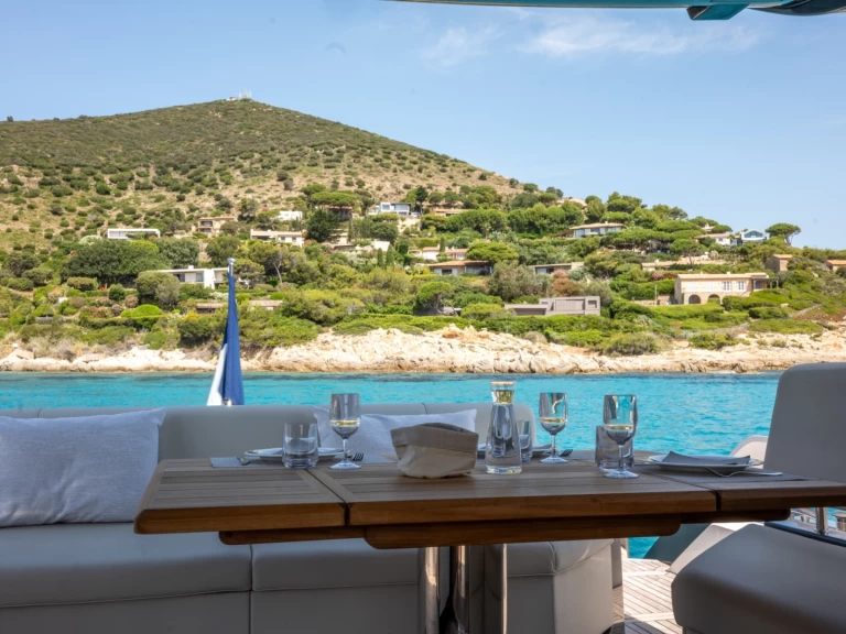 Sunseeker PREDATOR 65 de alquiler a Saint-Tropez