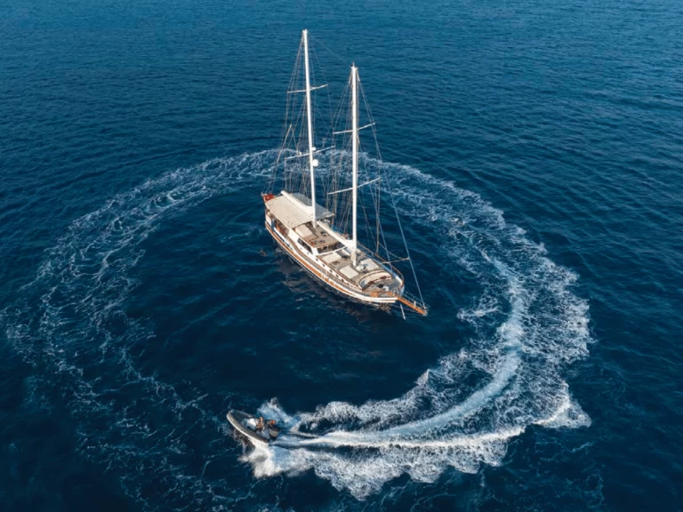 Alquiler Yate de lujo Custom con o sin  título de navegación