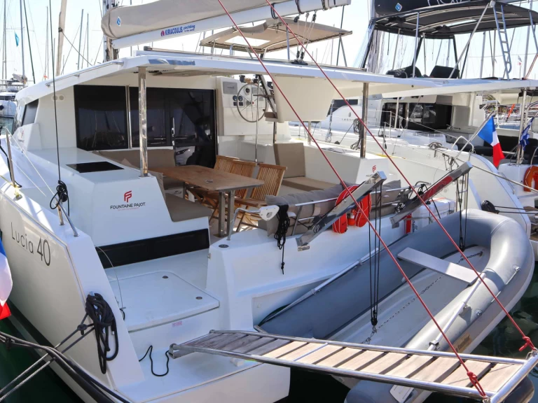 Alquiler de Fountaine Pajot Lucia 40 en Ligia