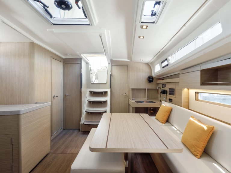 Alquiler de Bénéteau Oceanis 40.1 en Álimos