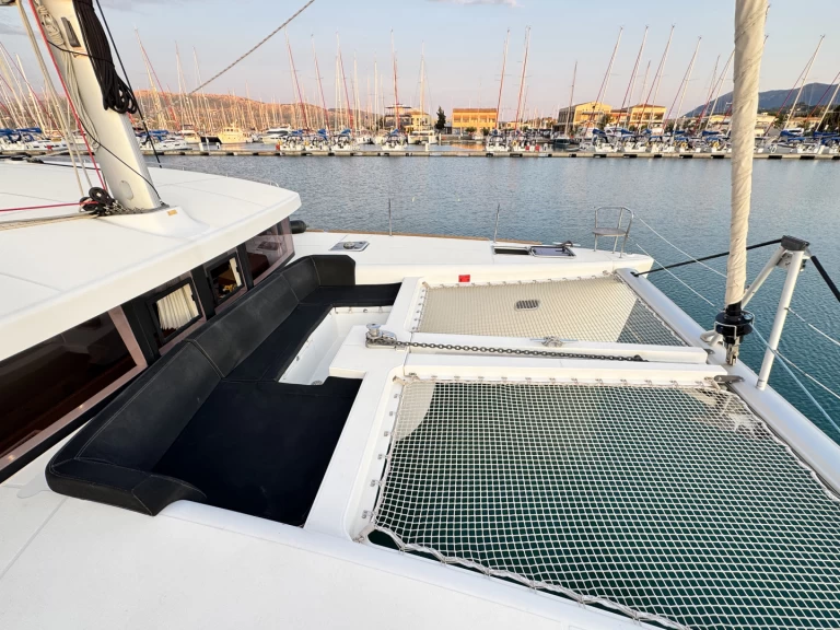 Alquiler de Lagoon Lagoon 450 Sport Top en Nikiána