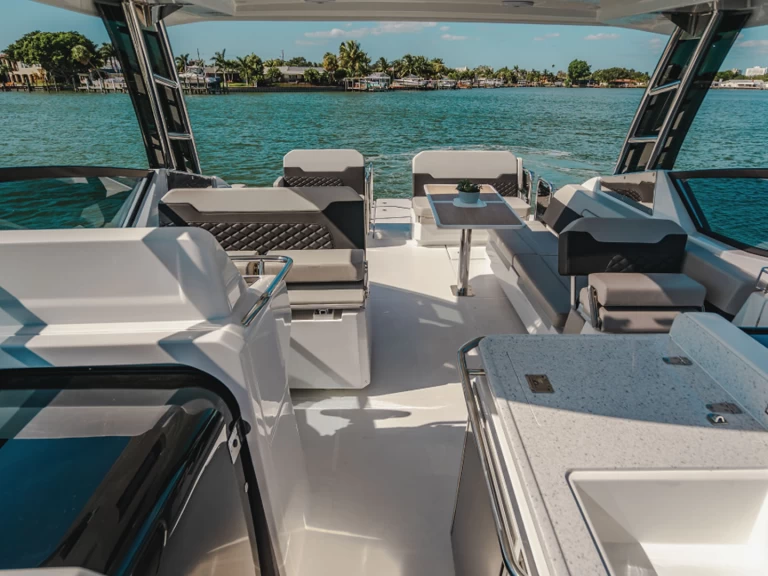 Alquiler de embarcaciones Aquila Aquila 32 Sport enSaint-Raphaël en Samboat