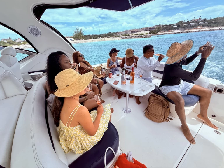 Alquiler de embarcaciones Sea Ray SUNDANCER 420 enTurks Islands en Samboat