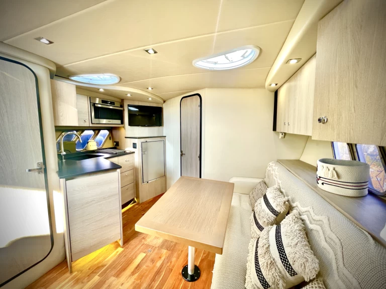 Alquiler de embarcaciones Cruisers CRUISER YACHT 360 EXPRESS enHyères en Samboat